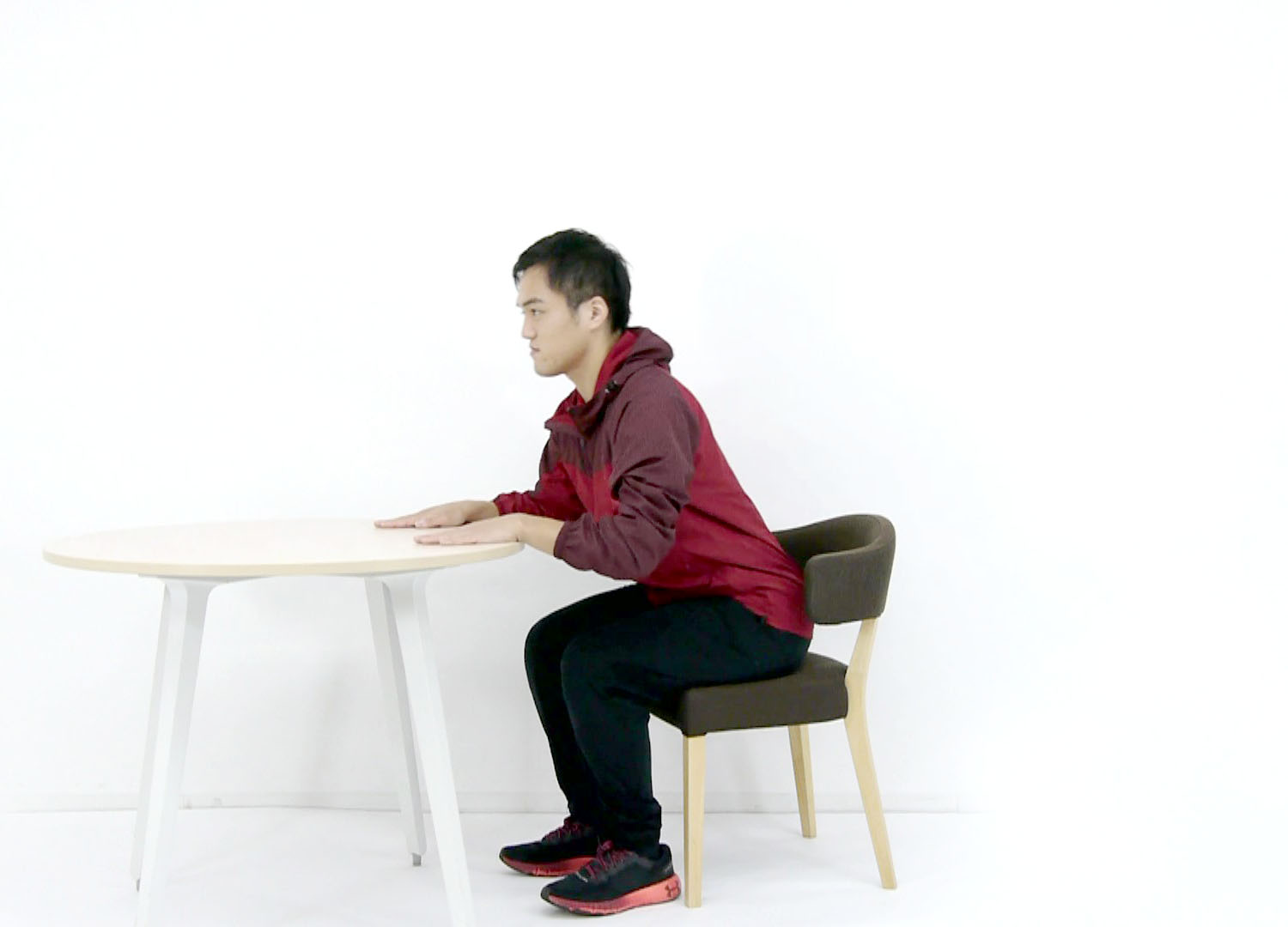 安定した机や椅子などを利用して転倒を防ぎながら立ち上がりましょう。ついでゆっくりと座りましょう。