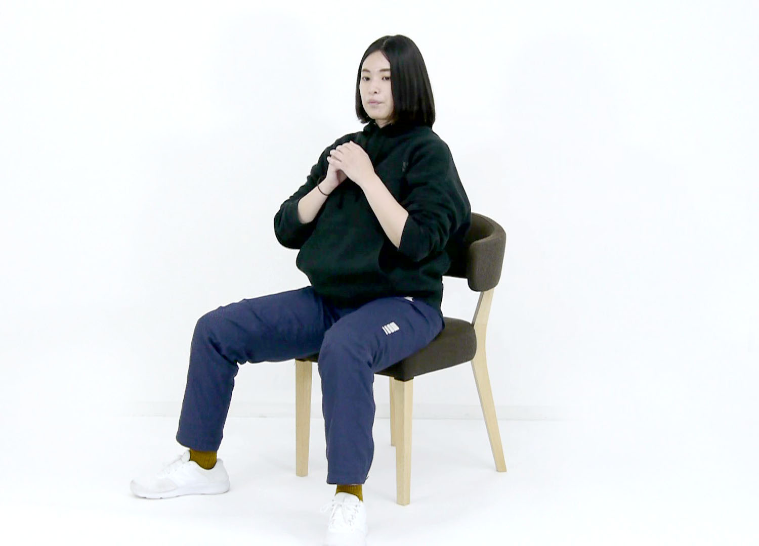 座って行います。足を肩幅より広く開きましょう。