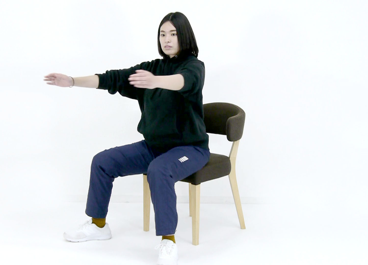 体を前に倒しながら両手を横に広げましょう。（床に水平に胸を張ります）そして元の姿勢に戻りましょう。