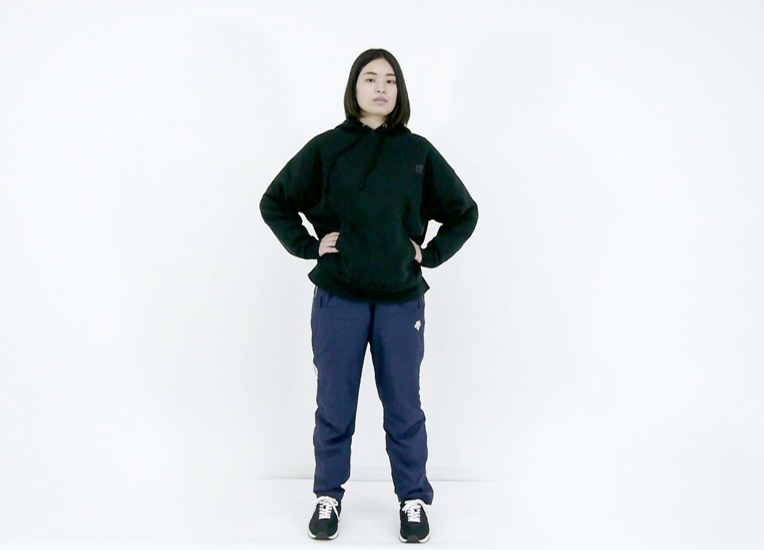 立って行います。足は肩幅程度に開きましょう。