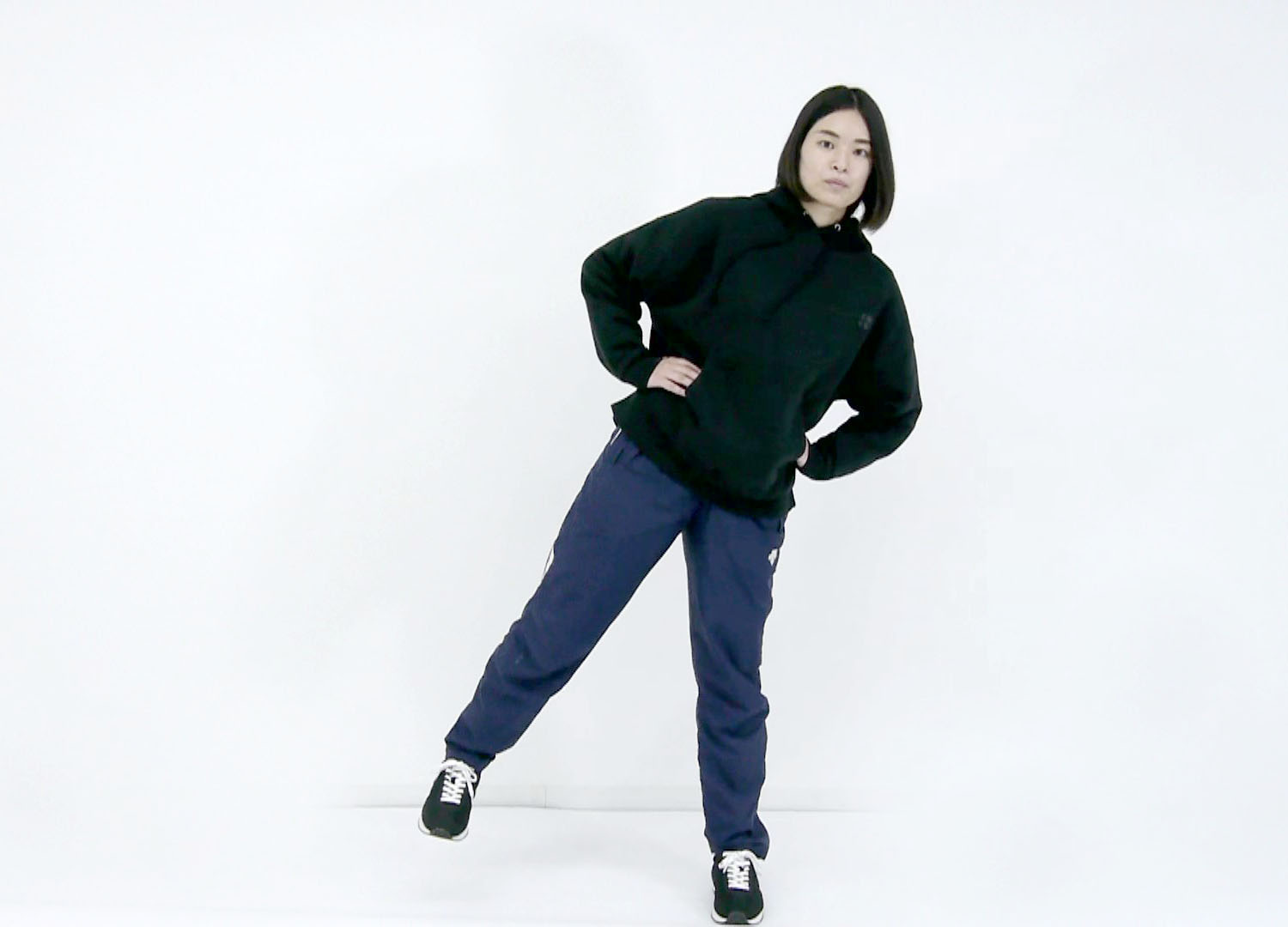 ボートのようにゆらゆらと体を左右に傾けましょう。左に体を倒したとき、右足を床からわずかに離し左足のみで体重を支持しましょう。