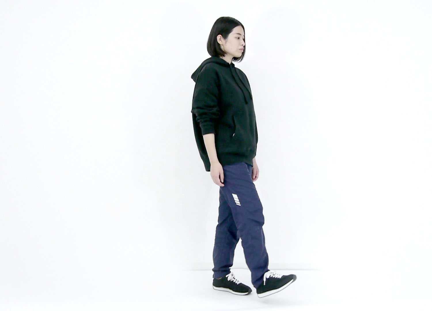 歩く時のように1歩右足を前に出し、体を前方に移動し右足に体重を乗せていきましょう。ついで右足を元の位置に戻しましょう。10回〜20回ほど行いましょう。