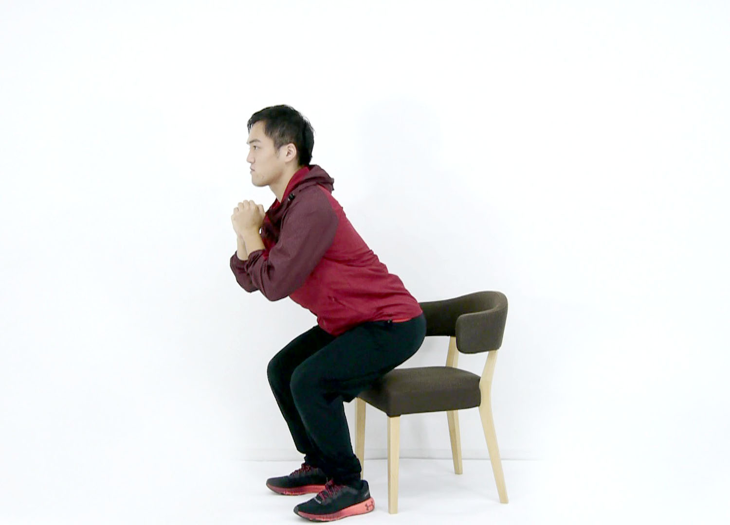 ゆっくりと5秒ほどかけて座ります。