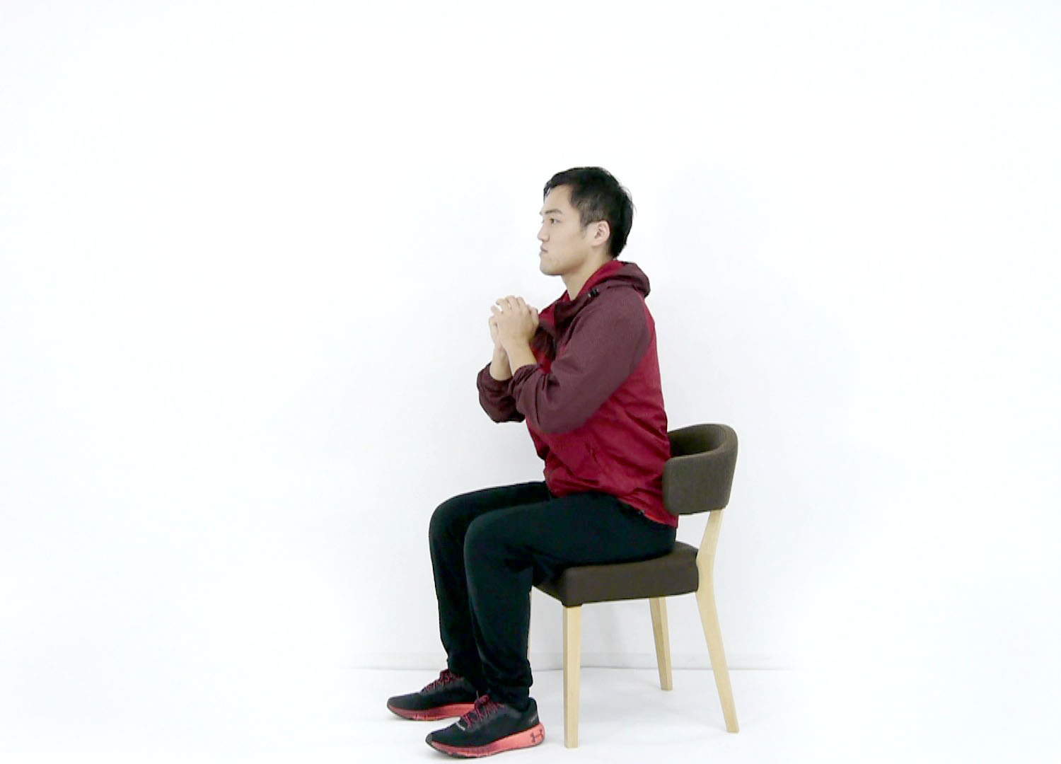 座って行います。毎日10回ほど繰り返しましょう。