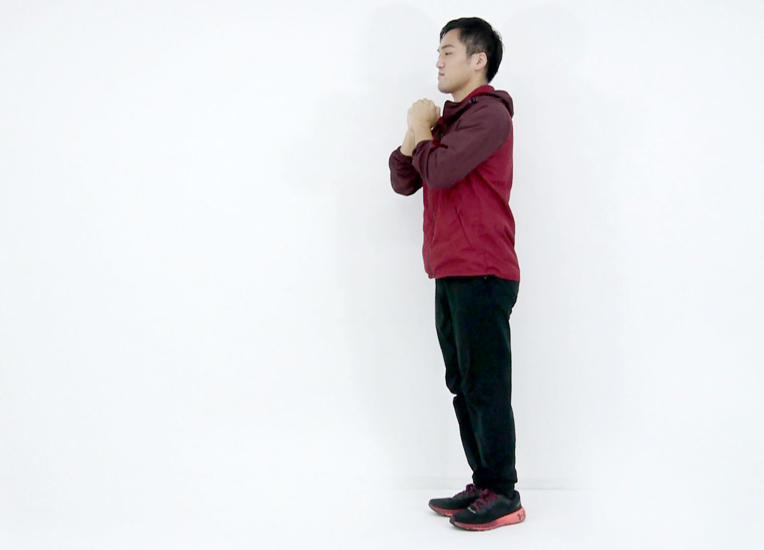 足を肩幅に開き、立位をとります。