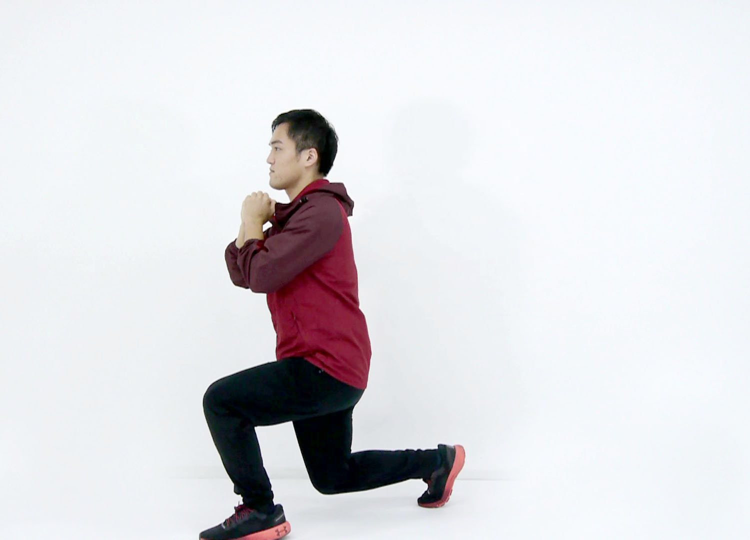 片方の足を前に踏みだし、膝を曲げましょう。足を踏み出す幅や膝の曲げる度合いは筋力に応じて調整します。