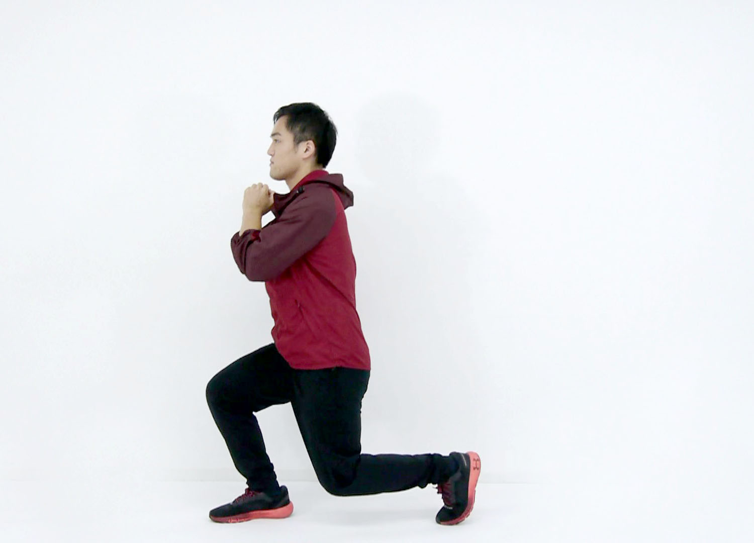 ついで元に戻り、反対の足で行いましょう。左右交互に10回を目安に行いましょう。