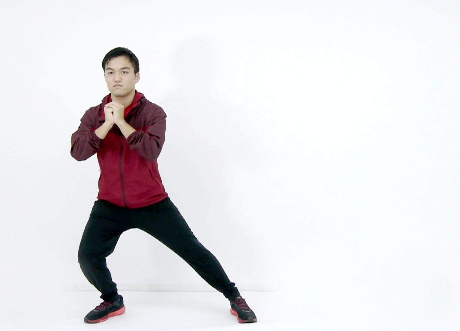 横にゆっくりと1歩ステップします。