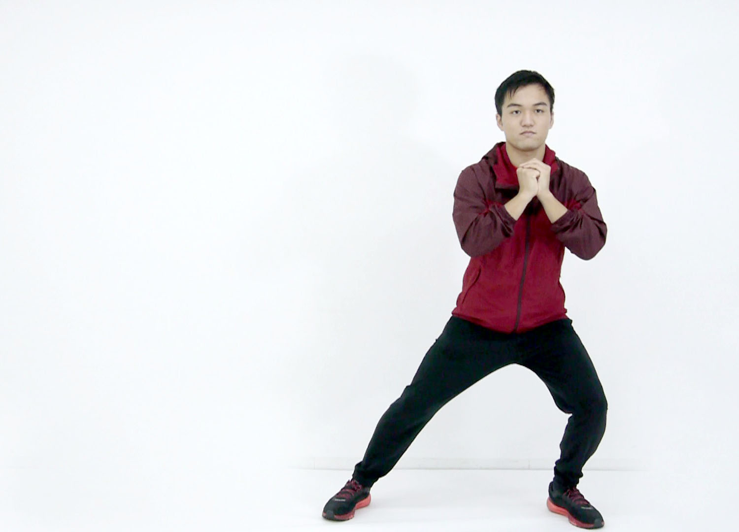 反対方向にゆっくりと1歩ステップし元に戻ります。左右交互に10回ほど行います。