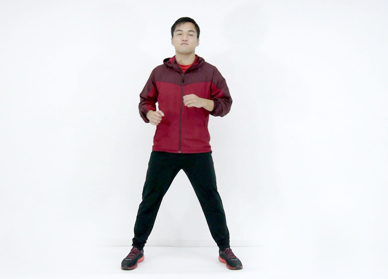 肩幅より広く足を開いて立ちます。