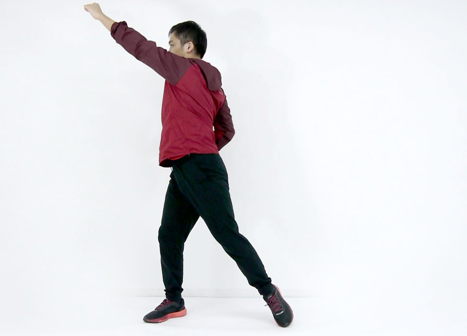 ついで右方向にパンチします。左右交互にそれぞれ10回程度行いましょう。