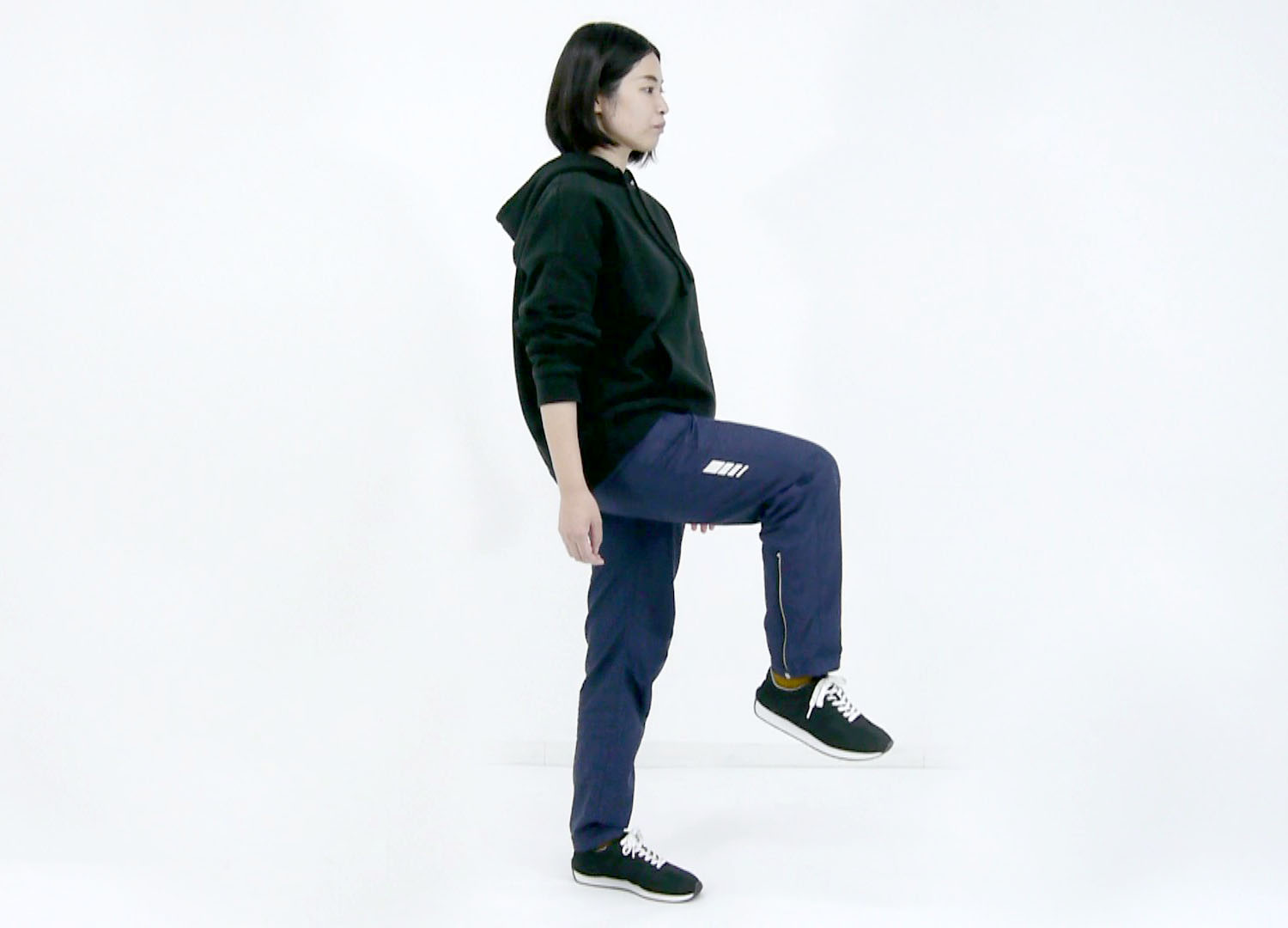 片方の足をゆっくりとふとももが90度、床と水平になる程度に持ち上げます。10秒〜30秒ほど、この姿勢を保ちます。