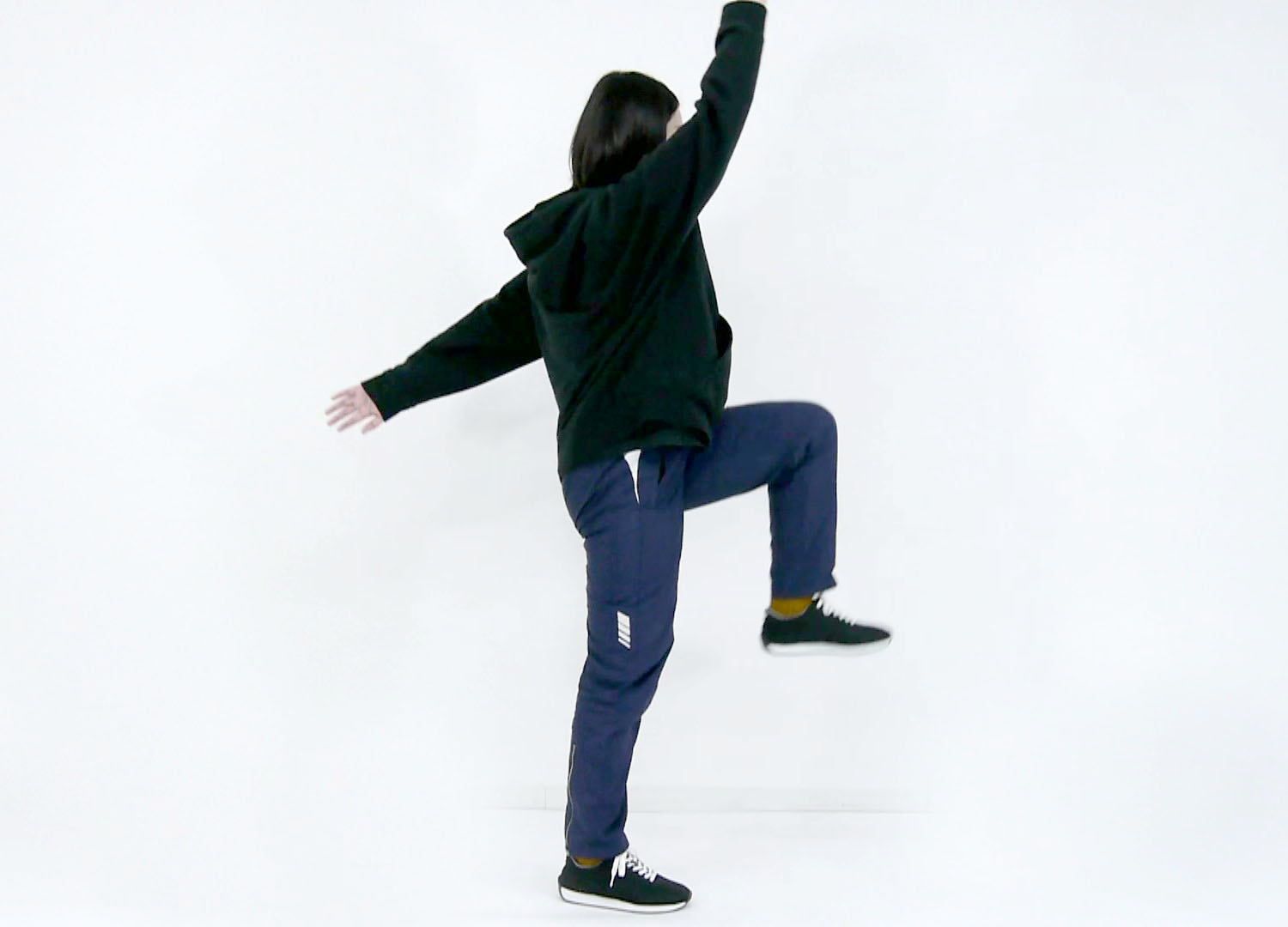 その場で、大きく足踏みをしながら大きく腕を振ります。転倒に注意して行いましょう。