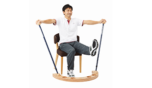 両腕を開きながら膝を伸ばす運動